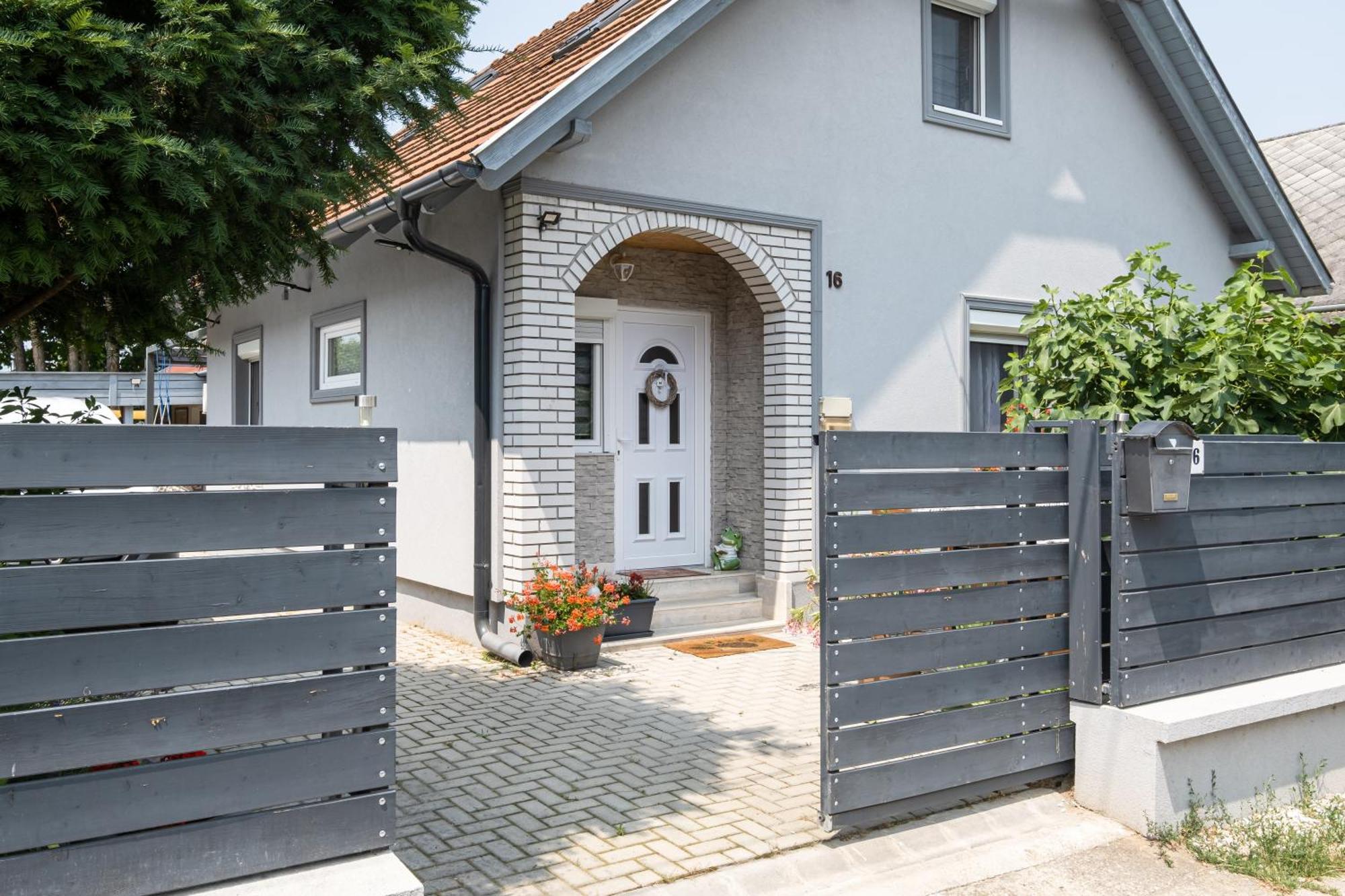 Szuerke Vendeghaz Balatonkenesen Appartement Buitenkant foto