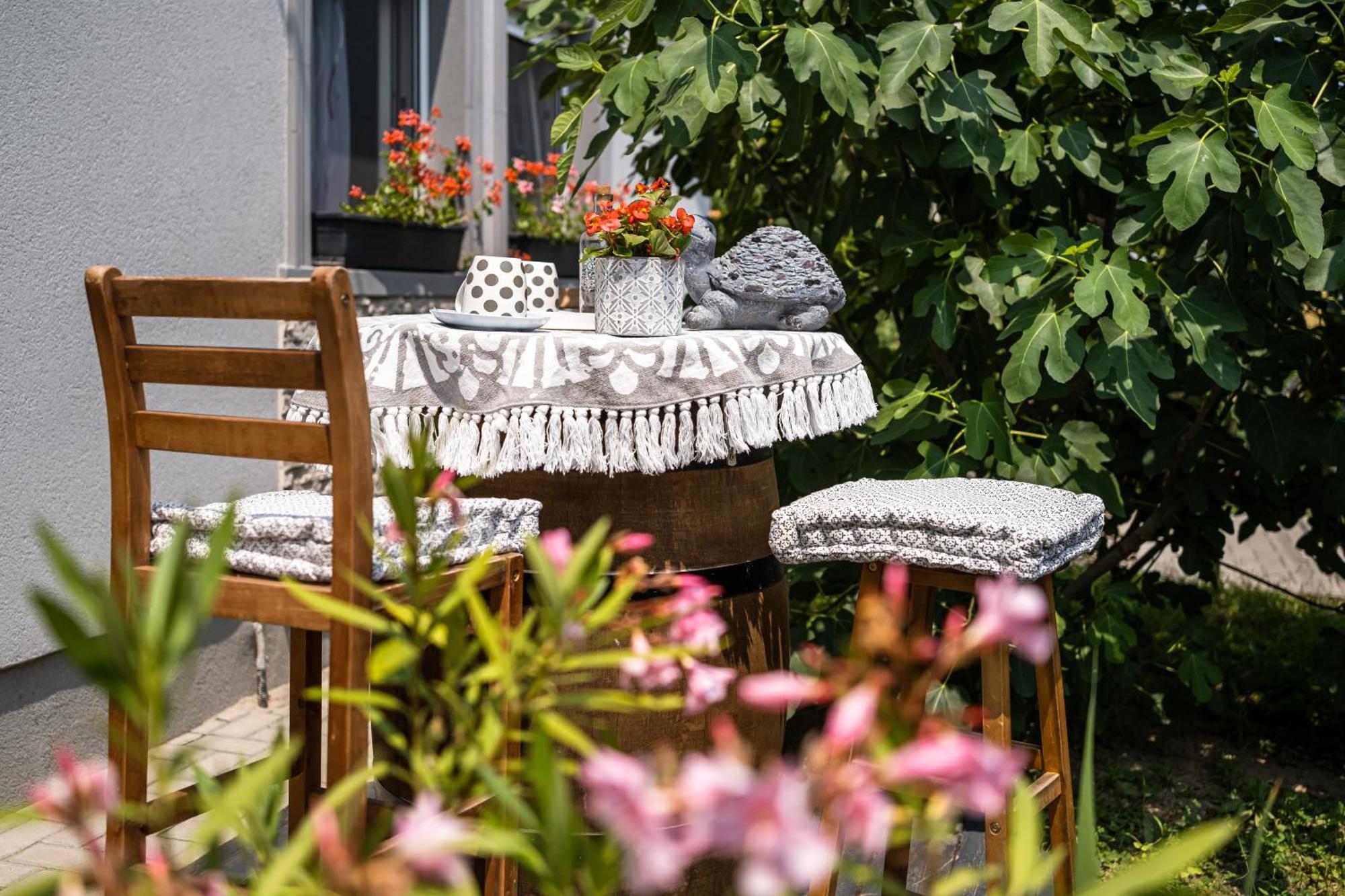Szuerke Vendeghaz Balatonkenesen Appartement Buitenkant foto
